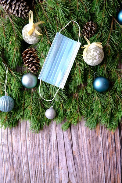 Tıbbi maskeli Noel Ağacı Dalları, Arka plan