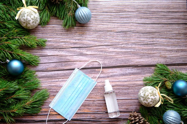 Tıbbi maskeli, alkollü jöleli Noel Ağacı dalları, yeni normallik