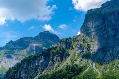 Mavi gökyüzü altında dağlar