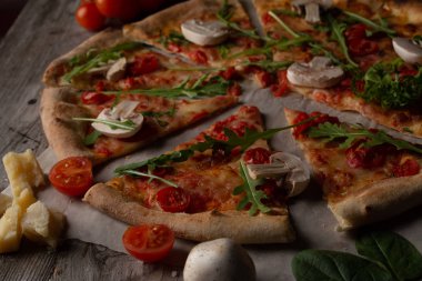 Pizza mantar, domates ve Roka Salatası