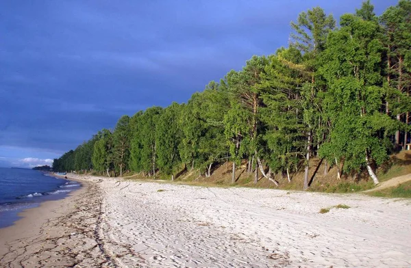 Baykal olan Doğu Sibirya'nın Güney tektonik kökenli bir göl, gezegen, tatlı su en büyük doğal rezervuarı ve kıta bölgelere göre en büyük tatlı su Gölü en derin Gölü.