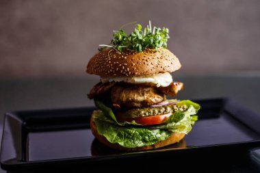 Sığır eti, peynir ve karamelize soğan ile ev yapımı lezzetli hamburger.