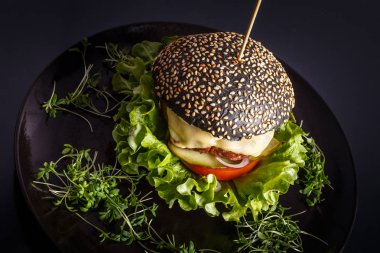 Sığır eti, peynir ve karamelize soğan ile ev yapımı lezzetli hamburger.