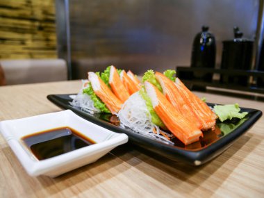 Yengeç sopa ahşap masa üzerinde karanlık plaka