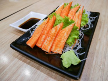 Yengeç sopa ahşap masa üzerinde karanlık plaka