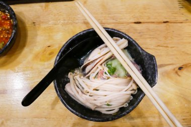 Tabak kaşık ve yemek çubukları ile mantar çorbası.