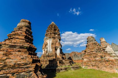 Wat Phra Sri Rattana Mahathat mavi gökyüzü ile. Antik tapınak Lopburi, Tayland