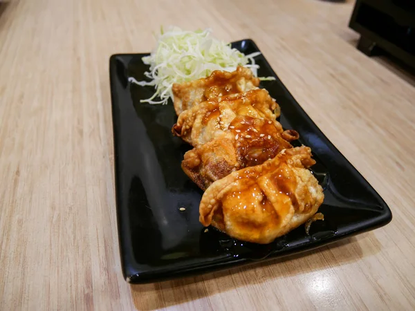 Pangsit Gyoza Piring Makanan Jepang Yang Disiapkan Atas Meja Kayu — Stok Foto