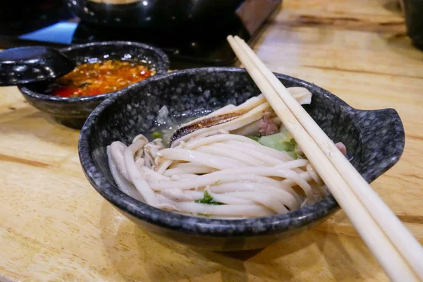 スプーンと箸と皿にきのこスープ — ストック写真