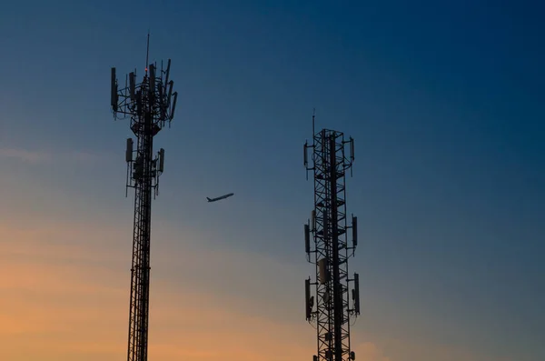 Siluetas Torre Telecomunicaciones Con Cielo Noche Avión — Foto de Stock