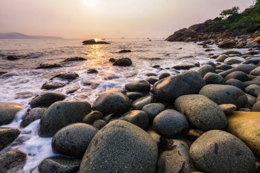 Quy Nhon bay, Vietnam - yumurta gibi kayalar ile sabahın erken saatlerinde plaj görünümü, Vietnam
