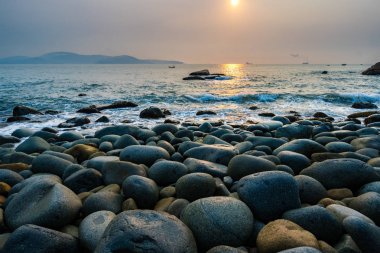 Quy Nhon bay, Vietnam - yumurta gibi kayalar ile sabahın erken saatlerinde plaj görünümü, Vietnam