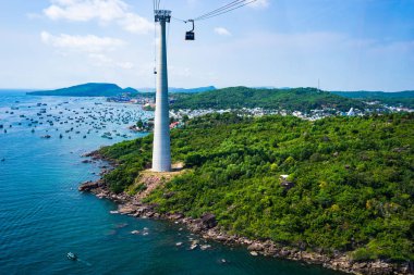 Phu Quoc (Vietnamca) Vietnam'ın en büyük adasıdır. Phu Quoc ve yakındaki adalar, uzak Tho Chu Adaları ile birlikte, Ph Quc Bölgesi olarak Kin Giang Eyaletinin bir parçasıdır. İlçe adanın güney ucunda Bir Thoi olduğunu.