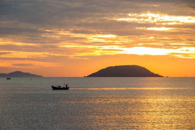 Nha Trang turuncu gökyüzü ile Gündoğumu