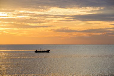 Nha Trang turuncu gökyüzü ile Gündoğumu