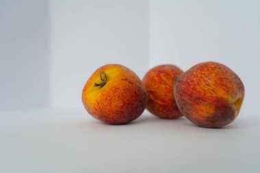 Beyaz arka planda olgun şeftali. İzole gıda konsepti. Arka plan için fotoğraf, metin için yer var.