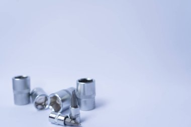 Takım, gri arka plan üzerinde cıvata ve somunlar ayarlayın. Araçlar kavramı. Arka plan için fotoğraf, metin için yer var.