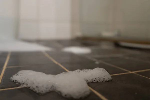 Espuma Blanca Sobre Fondo Baldosa Blanca Negra Limpieza Del Baño —  Fotos de Stock