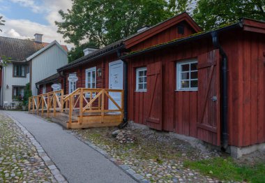 Orebro, İsveç 24 Eylül 2019, eski, kırmızı, ahşap evleri olan cadde. Eski evle görüş. Arkaplan fotoğrafı. Seyahat fotoğrafı..