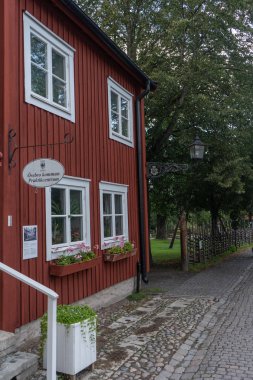 Orebro, İsveç 24 Eylül 2019, eski, kırmızı, ahşap evleri olan cadde. Eski evle görüş. Arkaplan fotoğrafı. Seyahat fotoğrafı..