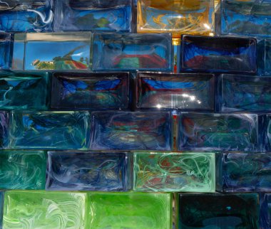 Çok renkli cam kiremit duvar. Cam dokusu. Arkaplan fotoğrafı. Venedik. İtalya