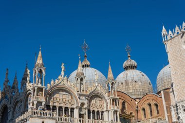 Çatının bir kısmı kubbeli. St. Mark Bazilikası (Basilica di San Marco). Seyahat fotoğrafı. Venedik. İtalya. Avrupa.