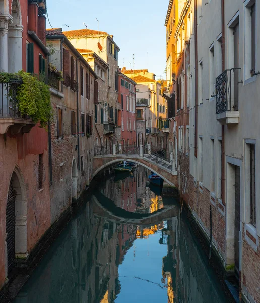 Venedik Teki Eski Binalar Köprü Ile Kanal Manzarası Seyahat Fotoğrafı — Stok fotoğraf