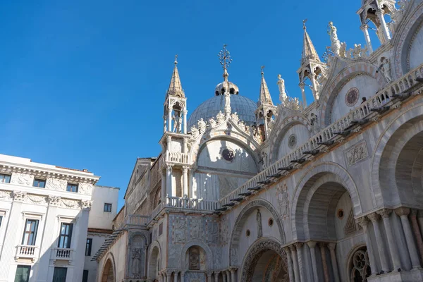 Çatının bir kısmı kubbeli. St. Mark Bazilikası (Basilica di San Marco). Seyahat fotoğrafı. Venedik. İtalya. Avrupa.