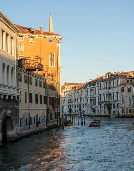 Venedik Teki Eski Binalar Tekneli Kanal Manzarası Seyahat Fotoğrafı Talya — Stok fotoğraf