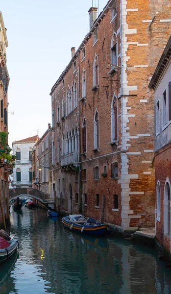 Edifícios Antigos Veneza Vista Para Canal Com Barco Foto Viagem — Fotografia de Stock