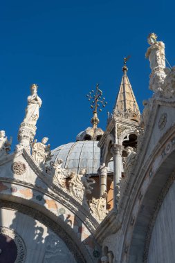 Çatının bir kısmı kubbeli. St. Mark Bazilikası (Basilica di San Marco). Seyahat fotoğrafı. Venedik. İtalya. Avrupa.