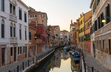 Venedik 'teki eski binalar. Köprü ile kanal manzarası. Seyahat fotoğrafı. İtalya. Avrupa.