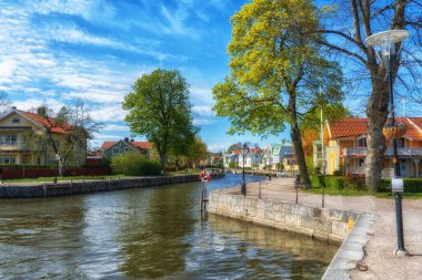 Küçük bir kasaba, Trosa. Kanalla bak. İsveç kırsalında.