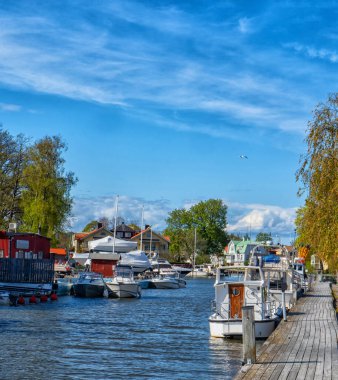 Küçük bir kasaba, Trosa. Kanalla bak. İsveç kırsalında.