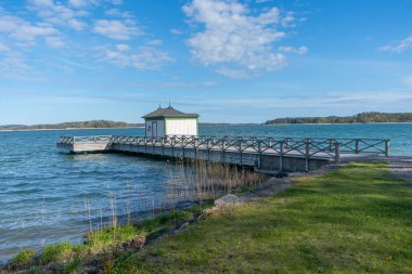 Tullgarn Park 'taki kayıkhane. Göl manzaralı İsveç. İskandinavya. 
