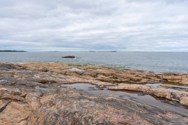 Baltık Denizi 'nin kayalık kıyısı (Ostersjon). İskandinav doğasının fotoğrafı. İsveç kıyısı.