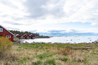 Baltık kıyısındaki balıkçı köyü. Körfezin manzarası. İskandinav manzarası. İsveç kıyısı.