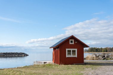 Baltık kıyısında bir köy. İskandinav manzarası. İsveç kıyısı.