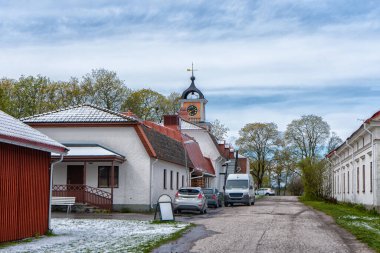 Gysinge 'deki evler. İsveç kırsalında. İskandinav manzarası. Mayıs ayında kar. İsveç