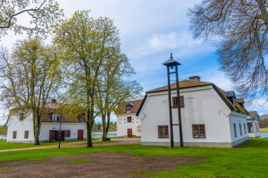 Gysinge 'deki evler. İsveç kırsalında. İskandinav manzarası. Mayıs ayında kar. İsveç