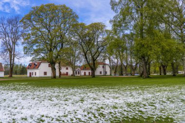 Gysinge 'deki evler. İsveç kırsalında. İskandinav manzarası. Mayıs ayında kar. İsveç