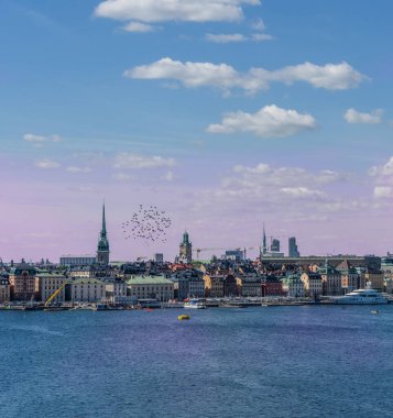 Sodermalm bölgesinden Stockholm manzarası. Eski şehrin Panoraması (Gamla Stan).
