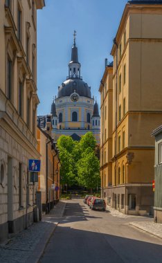 Stockholm 'deki eski evler. Sodermalm bölgesi. İsveç. İskandinavya. Katarina Kyrka ile Görünüm (Catherine Kilisesi). 