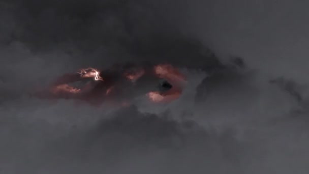 相机的角度与雷击一起进入雨云 循环动画 — 图库视频影像