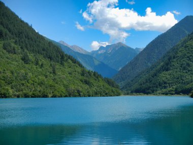Mavi-Yeşil Göl Jiuzhaigou, Sichuan, Çin