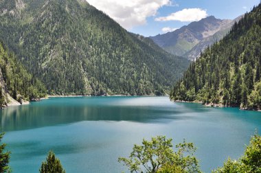 Mavi-Yeşil Göl Jiuzhaigou, Sichuan, Çin