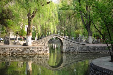 Gölet, kemerli köprü, Lanzhou Üniversitesi, Gansu, Çin'de değil