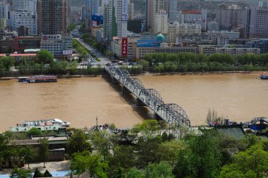 Sarı Nehir, Lanzhou, Gansu, China demir köprü inşa ilk panoramik manzaralı