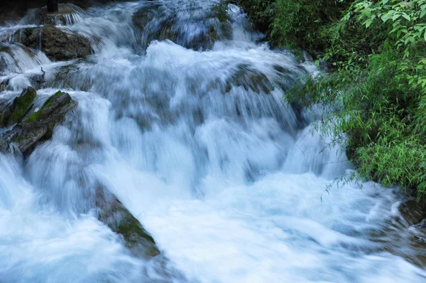 Şelale Jiuzhaigou, Sichuan, Çin'in Milli Parkı içinde