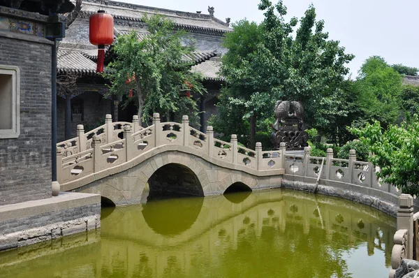 Bro Över Damm Innergård Med Träd Och Fiskar Skulptur Pingyao — Stockfoto